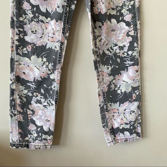 Bdg-Mom Dark Floral High Rise Jeans (Size:24) - Picture 3 of 13